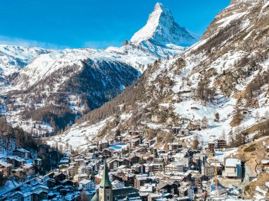 Zermatt Vadisi ve Matterhorn pik sabah, İsviçre havadan görünümü