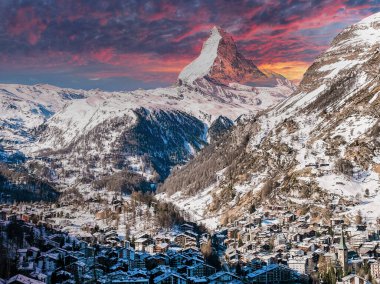 Zermatt Vadisi ve Matterhorn pik sabah, İsviçre havadan görünümü