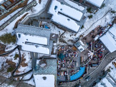 Zermatt Vadisi 'ndeki hava manzarası ve kayak gününden sonra insanların parti yaptığı lüks bir otel. Zermatt 'taki lüks otel..