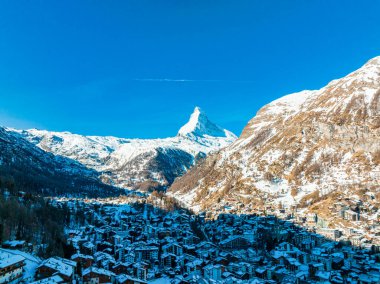 Zermatt Vadisi ve Matterhorn pik sabah, İsviçre havadan görünümü