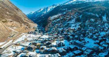 Zermatt Vadisi ve Matterhorn pik sabah, İsviçre havadan görünümü