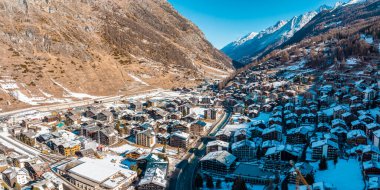 Zermatt Vadisi ve Matterhorn pik sabah, İsviçre havadan görünümü