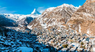Zermatt Vadisi ve Matterhorn pik sabah, İsviçre havadan görünümü