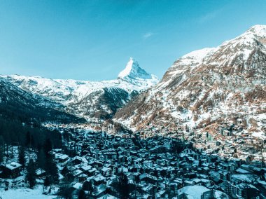Zermatt Vadisi ve Matterhorn pik sabah, İsviçre havadan görünümü