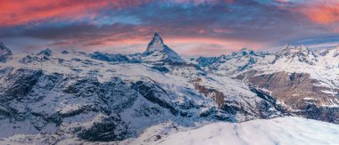 İsviçre 'nin Zermatt Vadisi ve Matterhorn Tepesi' nde kış sabahları hava görüntüsü