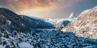 Zermatt Vadisi ve Matterhorn pik sabah, İsviçre havadan görünümü