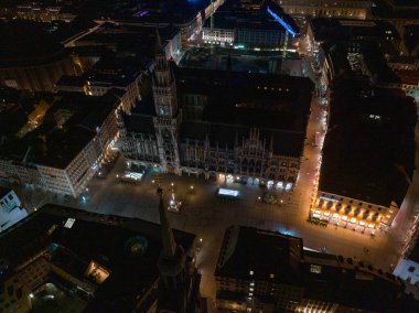 Yeni Belediye Binası ve Marienplatz gece Münih şehir, Bavyera, Almanya hava geniş Panoraması