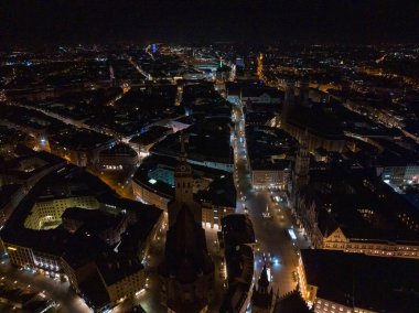 Yeni Belediye Binası ve Marienplatz gece Münih şehir, Bavyera, Almanya hava geniş Panoraması
