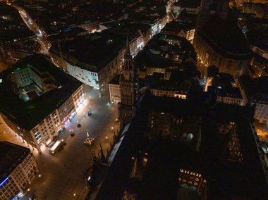 Yeni Belediye Binası ve Marienplatz gece Münih şehir, Bavyera, Almanya hava geniş Panoraması