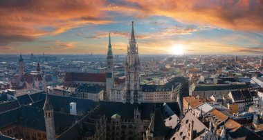 Münih hava panoramik mimarisi, Bavyera, Almanya. Frauenkirche ve Marienplatz 'daki belediye binası