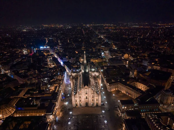 中央のゴシック様式の大聖堂の前にあるドゥオーモ広場の空中ビュー 夜のギャラリーや屋根のドローンビュー 夜のミラノ イタリア — ストック写真