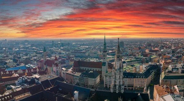 Havadan görünümü Marienplatz belediye binası ve Frauenkirche Munich, Almanya