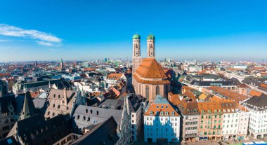 Havadan görünümü Marienplatz belediye binası ve Frauenkirche Munich, Almanya