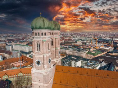 Münih hava panoramik mimarisi, Bavyera, Almanya. Frauenkirche ve Marienplatz 'daki belediye binası