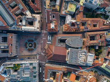 Merkezdeki gotik katedralin önündeki Piazza Duomo 'nun hava manzarası. Gün boyunca galeri ve çatıların insansız hava aracı görüntüsü. Milan mı? İtalya,