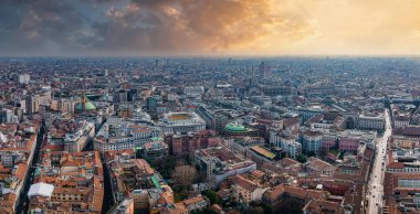 Merkezdeki gotik katedralin önündeki Piazza Duomo 'nun hava manzarası. Gün boyunca galeri ve çatıların insansız hava aracı görüntüsü. Milan mı? İtalya,