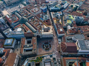 Merkezdeki gotik katedralin önündeki Piazza Duomo 'nun hava manzarası. Gün boyunca galeri ve çatıların insansız hava aracı görüntüsü. Milan mı? İtalya,