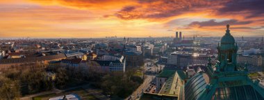 Münih hava panoramik mimarisi, Bavyera, Almanya. Frauenkirche ve Marienplatz 'daki belediye binası
