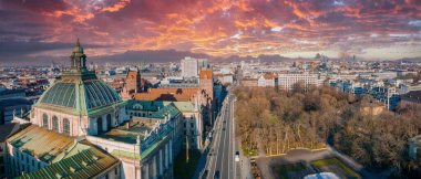 Münih hava panoramik mimarisi, Bavyera, Almanya. Frauenkirche ve Marienplatz 'daki belediye binası