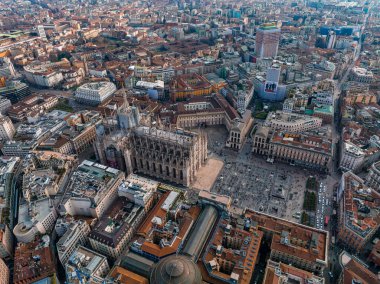 Merkezdeki gotik katedralin önündeki Piazza Duomo 'nun hava manzarası. Gün boyunca galeri ve çatıların insansız hava aracı görüntüsü. Milan mı? İtalya,