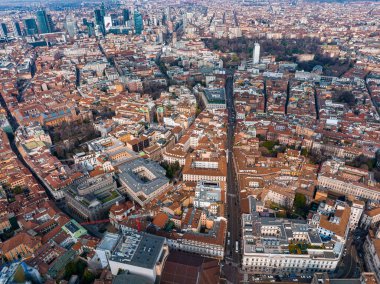 Merkezdeki gotik katedralin önündeki Piazza Duomo 'nun hava manzarası. Gün boyunca galeri ve çatıların insansız hava aracı görüntüsü. Milan mı? İtalya,