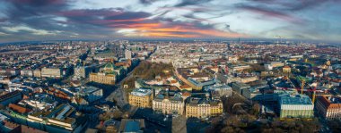 Münih hava panoramik mimarisi, Bavyera, Almanya. Frauenkirche ve Marienplatz 'daki belediye binası