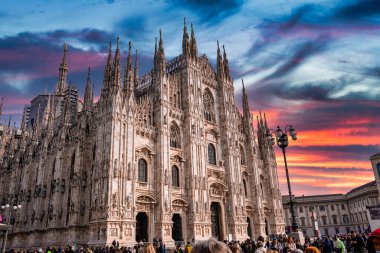 Milano Katedrali'ne, Duomo di Milano, İtalya, bir gündoğumu dünyanın en büyük Kilisesi
