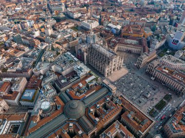 Merkezdeki gotik katedralin önündeki Piazza Duomo 'nun hava manzarası. Gün boyunca galeri ve çatıların insansız hava aracı görüntüsü. Milan mı? İtalya,