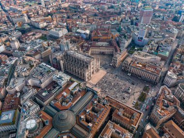 Merkezdeki gotik katedralin önündeki Piazza Duomo 'nun hava manzarası. Gün boyunca galeri ve çatıların insansız hava aracı görüntüsü. Milan mı? İtalya,