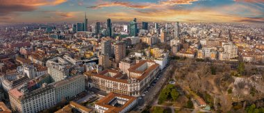 Milan manzarası, İtalya. Porto Nuovo iş bölgesi ile Milano şehir panoraması. Yaz yukarıdan panoramik Milan. Uzun boylu modern binalar ile Milan Cityscape.