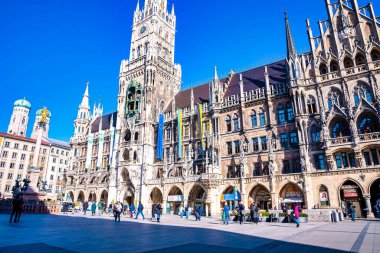 Almanya 'da Marienplatz belediye binası ile Münih silueti. Münih 'teki Marien Meydanı' nın şehir manzarası