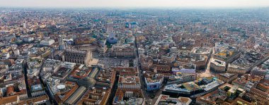Merkezdeki gotik katedralin önündeki Piazza Duomo 'nun hava manzarası. Gün boyunca galeri ve çatıların insansız hava aracı görüntüsü. Milan mı? İtalya,