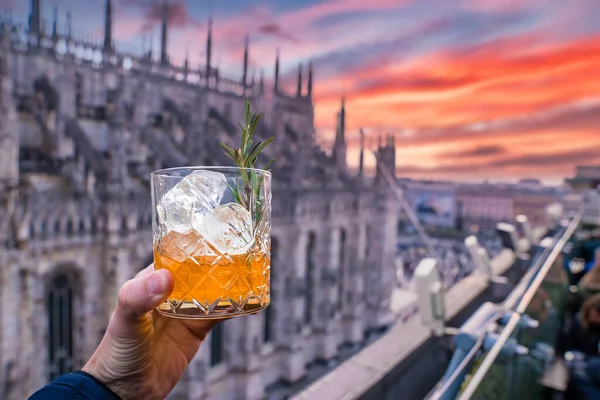 Ποτό Νόστιμο Κοκτέιλ Καταπληκτική Θέα Στον Καθεδρικό Ναό Του Μιλάνου — Φωτογραφία Αρχείου