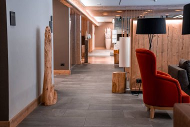 Lüks kayak merkezindeki ahşap oymalı boş lobinin içi.