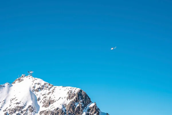 Спасательный Вертолет Летит Чистом Голубом Небе Высокая Вершина Заснеженной Горы — стоковое фото