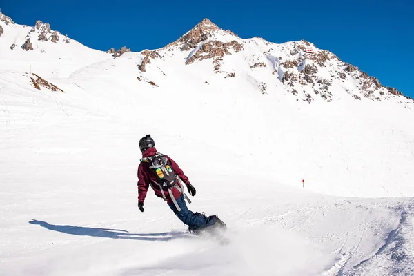 Esquiador Esquiando Paisaje Cubierto Nieve Turista Disfrutando Deportes Aventura Durante —  Fotos de Stock