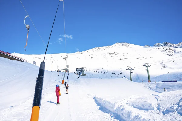 Turistas Usando Arrastar Elevador Para Esquiar Iniciantes Desfrutando Paisagem Coberta — Fotografia de Stock