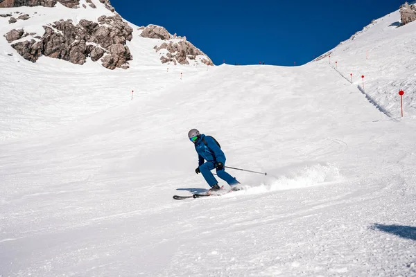 Esquiador Esquiando Montaña Cubierta Nieve Contra Cielo Turista Disfrutando Deportes —  Fotos de Stock