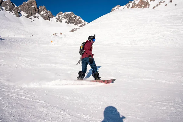 滑雪者在雪山上滑行 游客们在阳光明媚的日子里享受冬季运动 白地上的滑雪道 — 图库照片