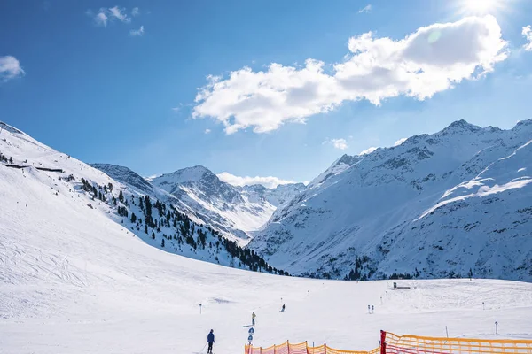 Skiër Skiën Door Barrière Besneeuwd Landschap Toeristen Genieten Berg Tegen — Stockfoto