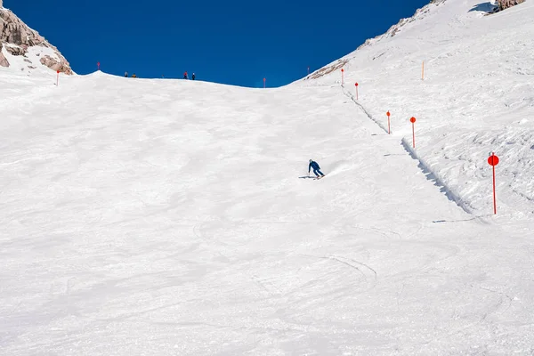 눈덮인 산에서 스키타는 하늘을 배경으로 풍경이 펼쳐진다 알프스에서 스포츠를 즐기는 — 스톡 사진