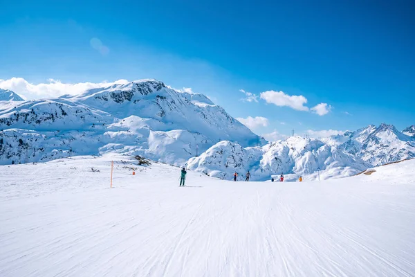 Esqui Esquiador Paisagem Nevada Turistas Que Gostam Esportes Aventura Cordilheira — Fotografia de Stock