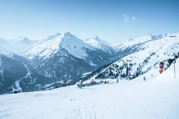 Esquiadores Esquiando Paisaje Cubierto Nieve Hermosa Cordillera Blanca Contra Cielo — Foto de Stock