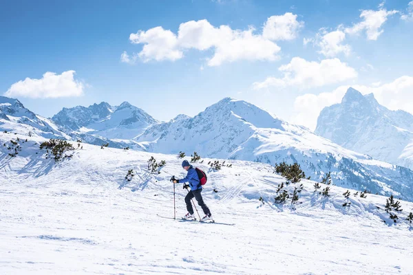 Esquiador Masculino Esquiando Paisaje Cubierto Nieve Cordillera Escénica Contra Cielo —  Fotos de Stock
