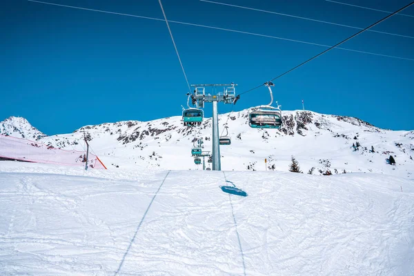 Elevador Esqui Viajando Sobre Paisagem Nevada Chairlift Belas Montanhas Brancas — Fotografia de Stock