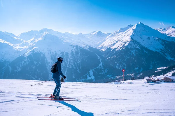 스키는 눈덮인 산비탈에 있습니다 하늘을 배경으로 아름다운 겨울에 스포츠를 관광객 — 스톡 사진