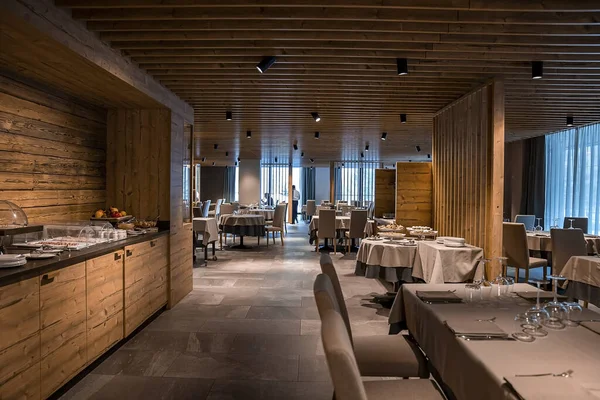 Tafels Stoelen Ingericht Ruim Restaurant Rustieke Stijl Eetgelegenheid Luxe Skigebied — Stockfoto