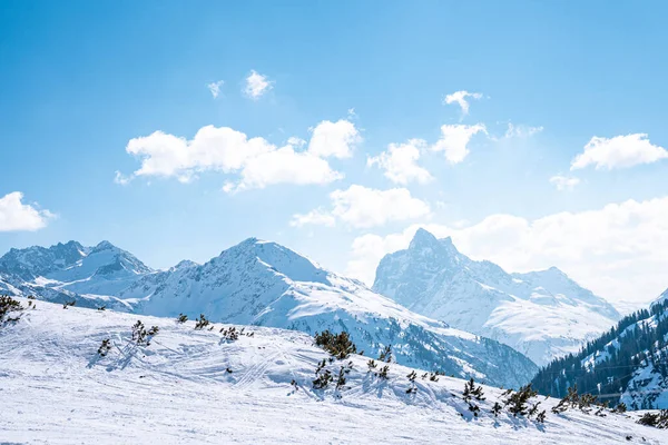 雪地上的滑雪痕迹覆盖着风景 美丽的白色山脉映衬着天空 冬季阿尔卑斯山探险运动 — 图库照片