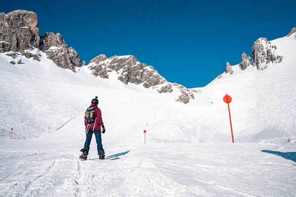 Esquiador Snowboard Montaña Nevada Contra Cielo Despejado Turista Disfrutando Del —  Fotos de Stock