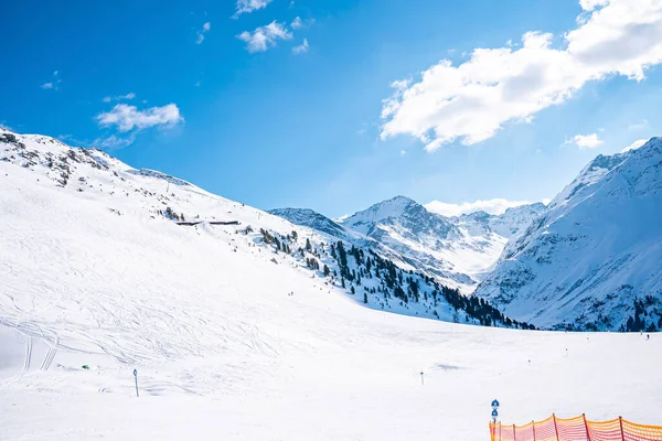 Trilhas Esqui Por Barreira Montanha Coberta Neve Vista Panorâmica Paisagem — Fotografia de Stock